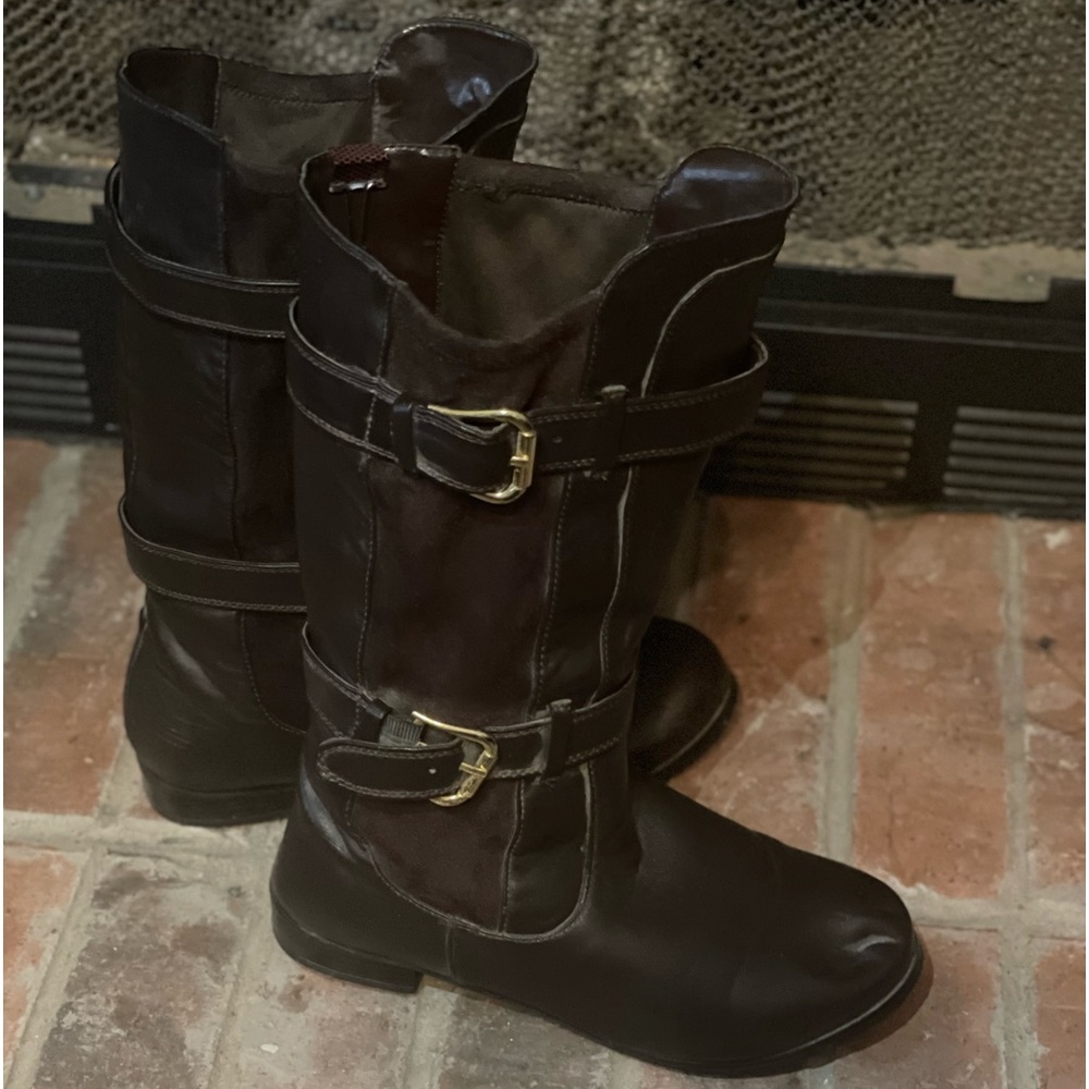 Styling mid rise boots. On the side boot has adjustable buckles.